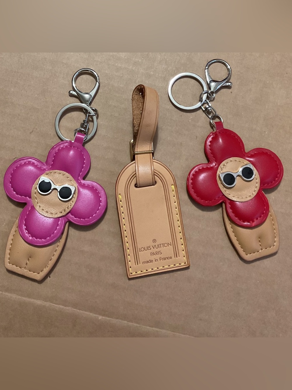 ✅LV PICK 1 AUTHENTIC LV LEATHER TAG +free fashion keychain